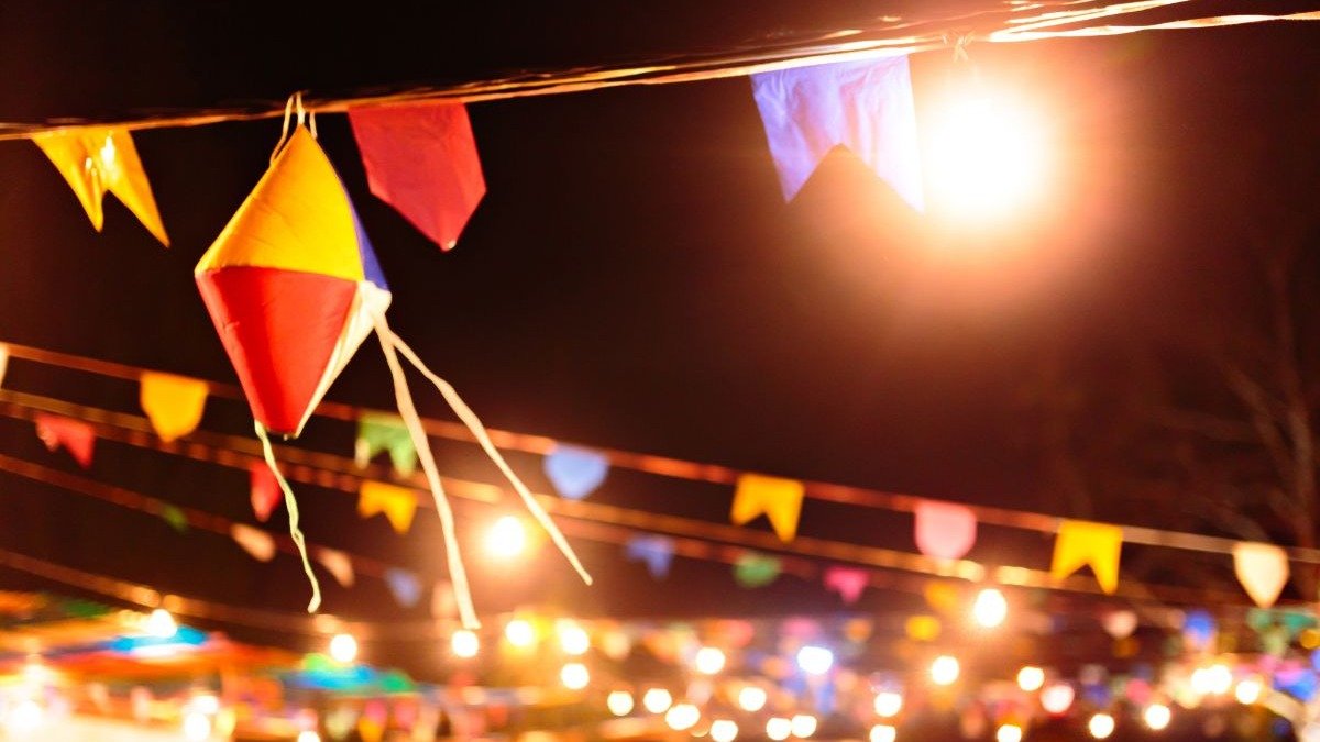 As coloridas bandeirinhas e decora&ccedil;&otilde;es destacam o ambiente festivo das celebra&ccedil;&otilde;es de S&atilde;o Jo&atilde;o, tema central da reportagem. -  (crédito: cokada de Getty Images Signature)