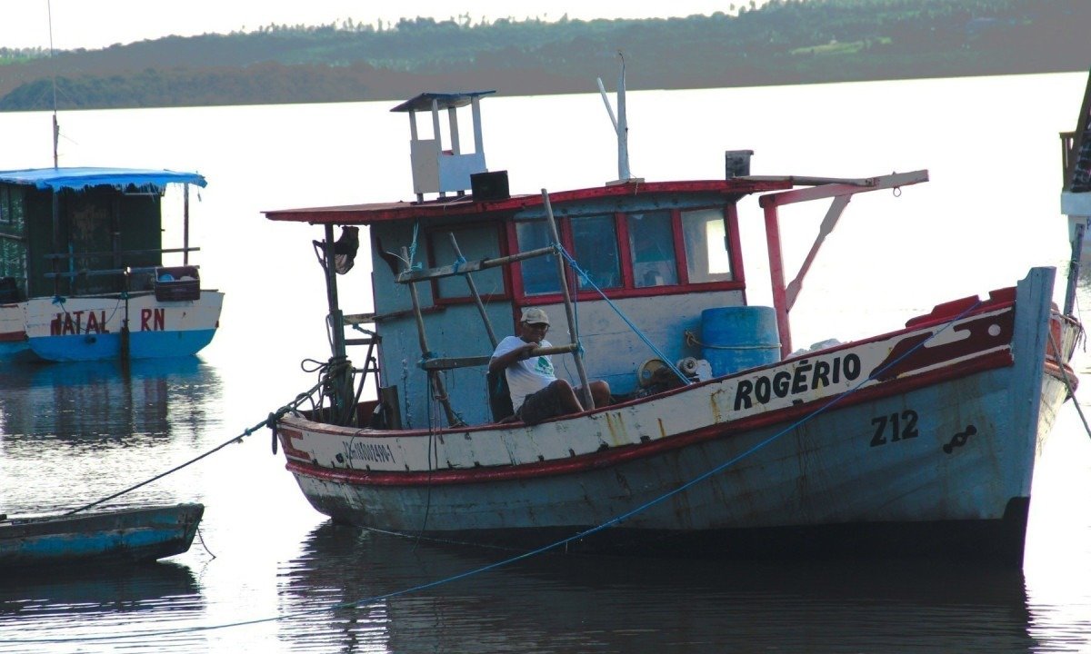Barcos espalhados pela Lagoa de Guaraíras mostram a relação entre moradores, pesca e turismo na região-Quéren Hapuque/EM/D.A Press