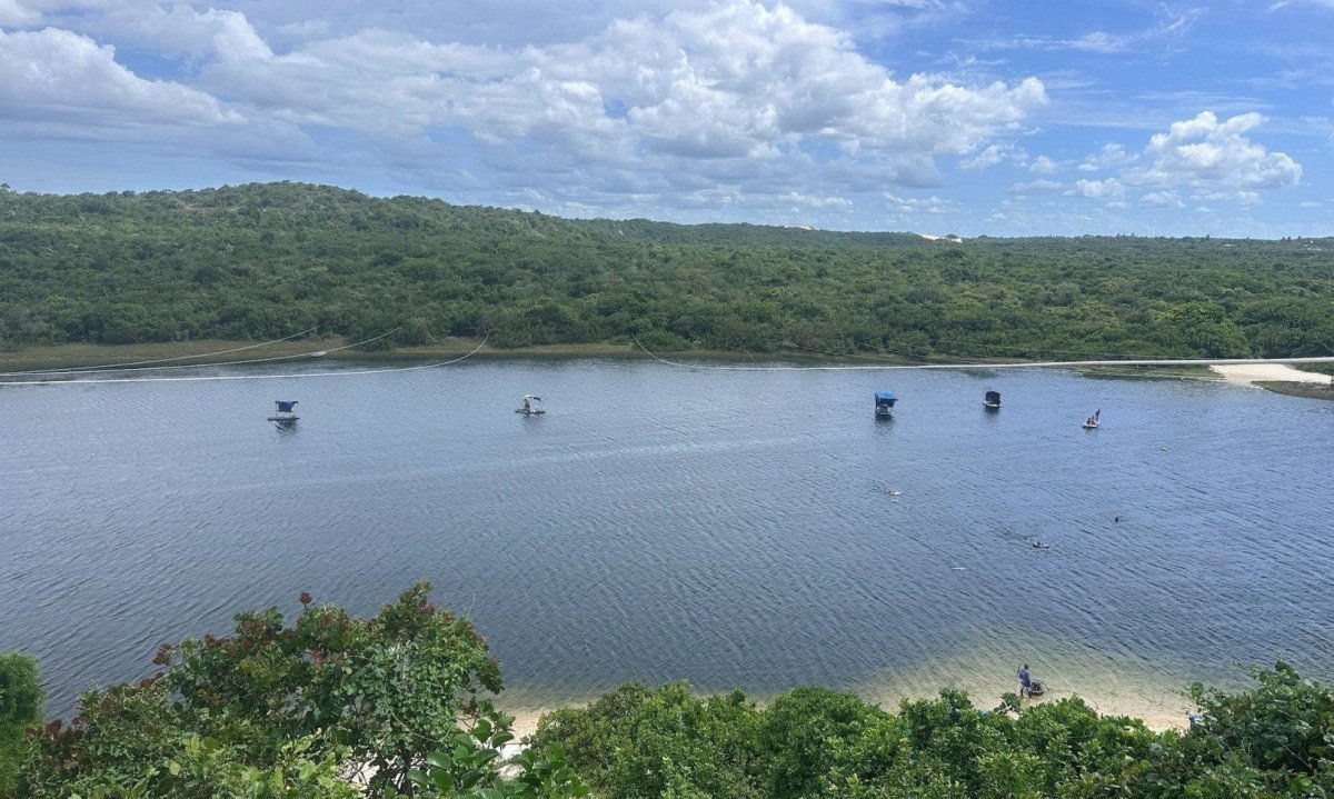 Lagoa de Jacumã, uma tirolesa que te leva do alto das dunas direto para as águas refrescantes da lago-Quéren Hapuque/EM/D.A Press
