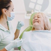 Aumento da população acima de 65 anos intensifica a busca pela saúde bucal - prostooleh/Magnific
