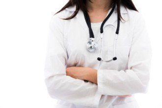 Mulheres já são maioria na medicina e redesenham vestuário da profissão