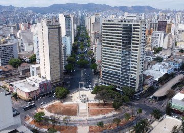 Avenida Afonso Pena em Belo Horizonte, uma das vias centrais que reflete o planejamento urbano e as homenagens hist&oacute;ricas da capital. -  (crédito: Leandro Couri )