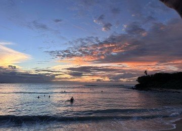 Por do sol que mergulha diretamente no mar calmo da Praia de Tourinhos -  (crédito: Quéren Hapuque/EM/D.A Press)