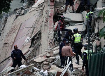 Equipes buscam sobreviventes nos destroços de um prédio em Caracas, na Venezuela, atingida por dois terremotos nesta quarta-feira (24/6) -  (crédito: Manaure Quintero / AFP)