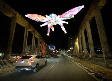 Mariposa sobrevoa o Viaduto Santa Tereza durante teste da Festa da Luz. Escultura infl&aacute;vel faz parte da obra 'Filhos do sopro', de Tet&ecirc; Talavera -  (crédito: Marcos Vieira/EM/D.A Press)