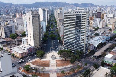 Avenida Afonso Pena em Belo Horizonte, uma das vias centrais que reflete o planejamento urbano e as homenagens hist&oacute;ricas da capital. -  (crédito: Leandro Couri )
