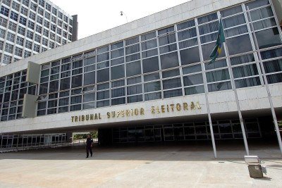 N&uacute;meros constam de diferentes planilhas do TSE que discriminam os repasses do fundo partid&aacute;rio.  -  (crédito: Wikimedia Commons/ Jos&eacute; Cruz)