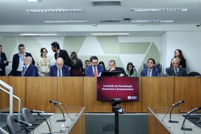 Comissão de Fiscalização Financeira e Orçamentária (FFO) da ALMG aprovou, nesta quarta-feira (24/6), projeto que limita gastos com shows em Minas  -  (crédito: Henrique Chendes/ALMG)
