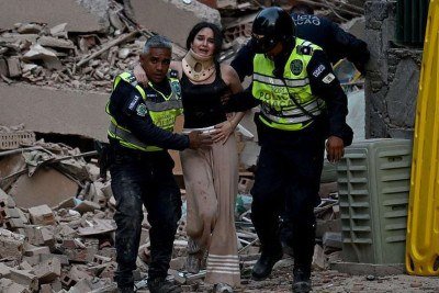 Equipes de resgate atuam entre os escombros de um edifício que desabou em Caracas -  (crédito: Getty Images)