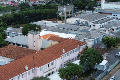 Esqueleto de concreto, ao fundo, ser&aacute; conclu&iacute;do e adaptado a novo uso ap&oacute;s 30 anos de abandono -  (crédito: Leandro Couri/EM/D.A. Pres)