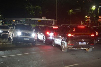 Engarrafamento na esquina entre as avenidas Get&uacute;lio Vargas e Afonso Pena -  (crédito: Marcos Vieira/EM/DA. Press)
