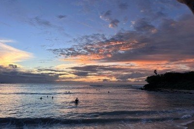 Por do sol que mergulha diretamente no mar calmo da Praia de Tourinhos -  (crédito: Quéren Hapuque/EM/D.A Press)