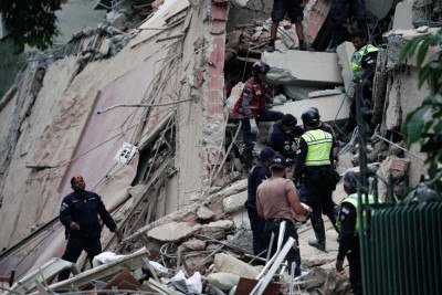 Equipes buscam sobreviventes nos destroços de um prédio em Caracas, na Venezuela, atingida por dois terremotos nesta quarta-feira (24/6) -  (crédito: Manaure Quintero / AFP)