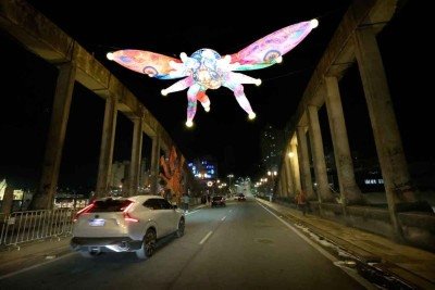Mariposa sobrevoa o Viaduto Santa Tereza durante teste da Festa da Luz. Escultura infl&aacute;vel faz parte da obra 'Filhos do sopro', de Tet&ecirc; Talavera -  (crédito: Marcos Vieira/EM/D.A Press)