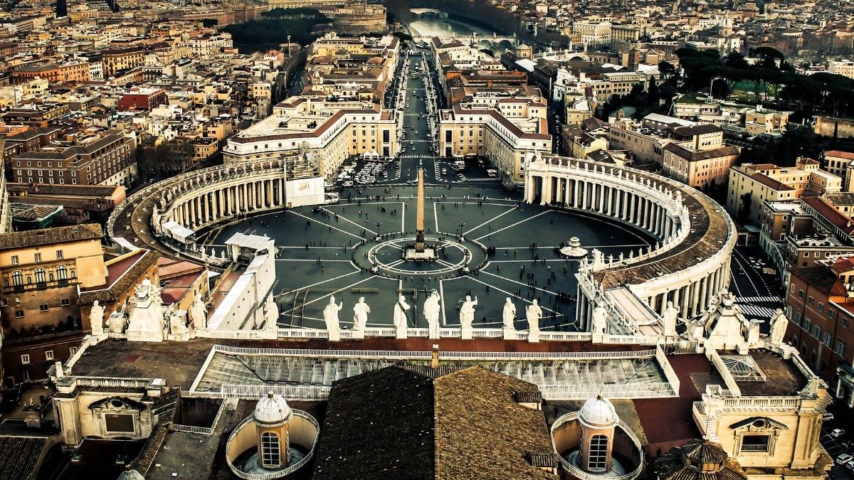 A Pra&ccedil;a de S&atilde;o Pedro, epicentro do Vaticano, &eacute; onde come&ccedil;a a jornada dos visitantes, exigindo planejamento para uma experi&ecirc;ncia tranquila. -  (crédito: KozueISHIMOTO de Getty Images)