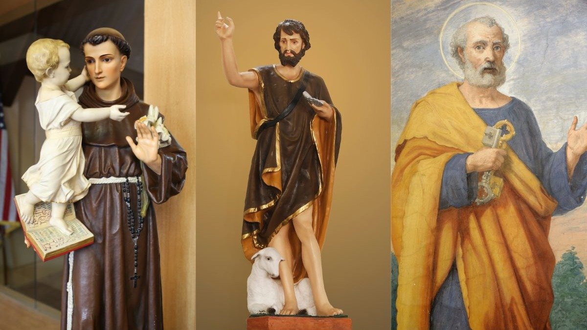 Est&aacute;tuas e pintura representam Santo Ant&ocirc;nio, S&atilde;o Jo&atilde;o Batista e S&atilde;o Pedro, a tr&iacute;ade de santos celebrados nas festas juninas. -  (crédito: KatieDobies de Getty Images Signature / Sidney de Almeida de Getty Images / PaoloGaetano de Getty Images Signature)