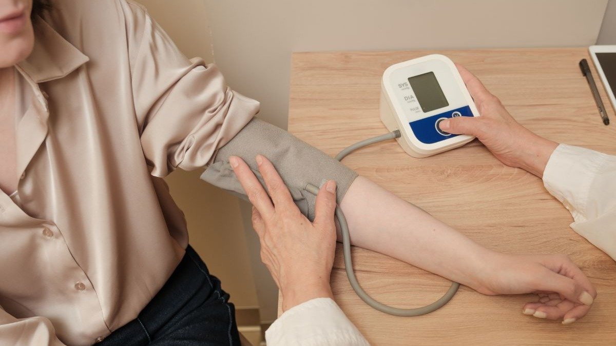 A medi&ccedil;&atilde;o regular da press&atilde;o arterial &eacute; fundamental para o controle da hipertens&atilde;o, como destaca a mat&eacute;ria sobre o tema. -  (crédito: Shekhovtsova de Canva Creative Studio)