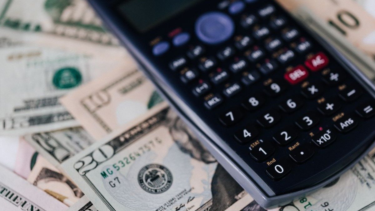 Como a taxa de juros dos EUA afeta o preço do dólar no Brasil?