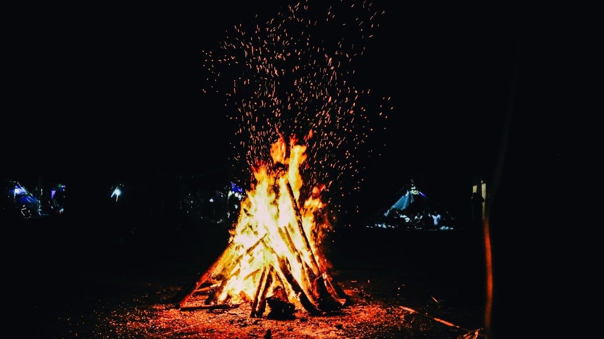 Fogueiras, como a da imagem, s&atilde;o o cora&ccedil;&atilde;o das celebra&ccedil;&otilde;es juninas, cujas origens remontam a rituais pag&atilde;os e tradi&ccedil;&otilde;es crist&atilde;s. -  (crédito: Min An de Pexels)