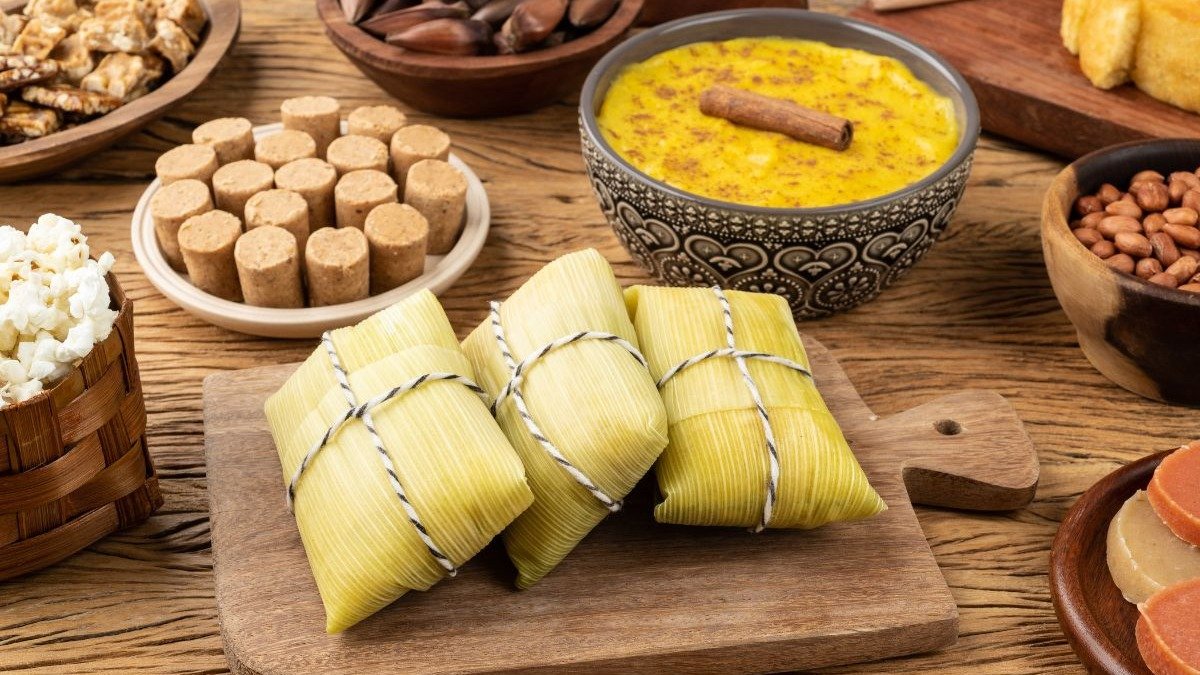A mesa farta de Festa Junina apresenta pamonha, canjica e pa&ccedil;oca, ideais para o arrai&aacute; caseiro e receitas da mat&eacute;ria. -  (crédito: Mazza de Getty Images)