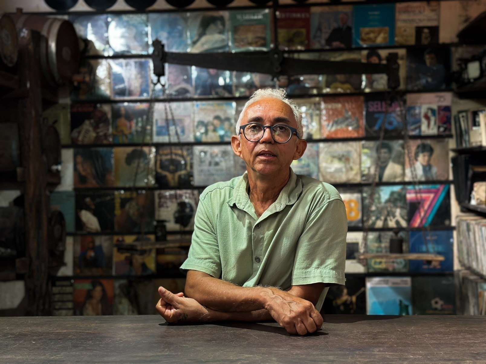 Com uma vibe leve e histórias sem fim, Seu Edson encanta quem passa pela Urca do Tubarão-Quéren Hapuque/EM/D.A Press