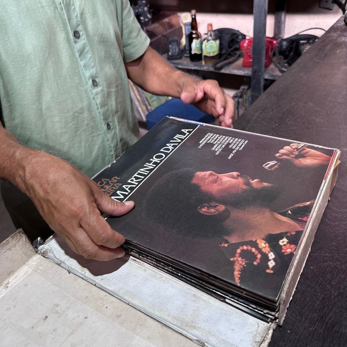 Seu Edson mostrando um disco de vinil-Quéren Hapuque/EM/D.A Press