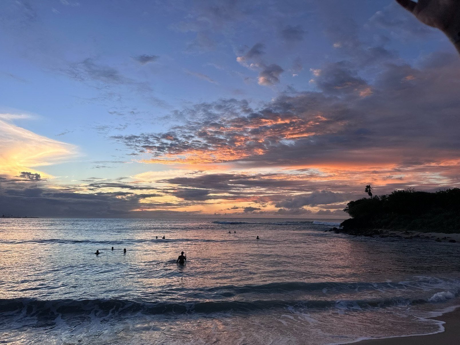 Por do sol que mergulha diretamente no mar calmo da Praia de Tourinhos-Quéren Hapuque/EM/D.A Press