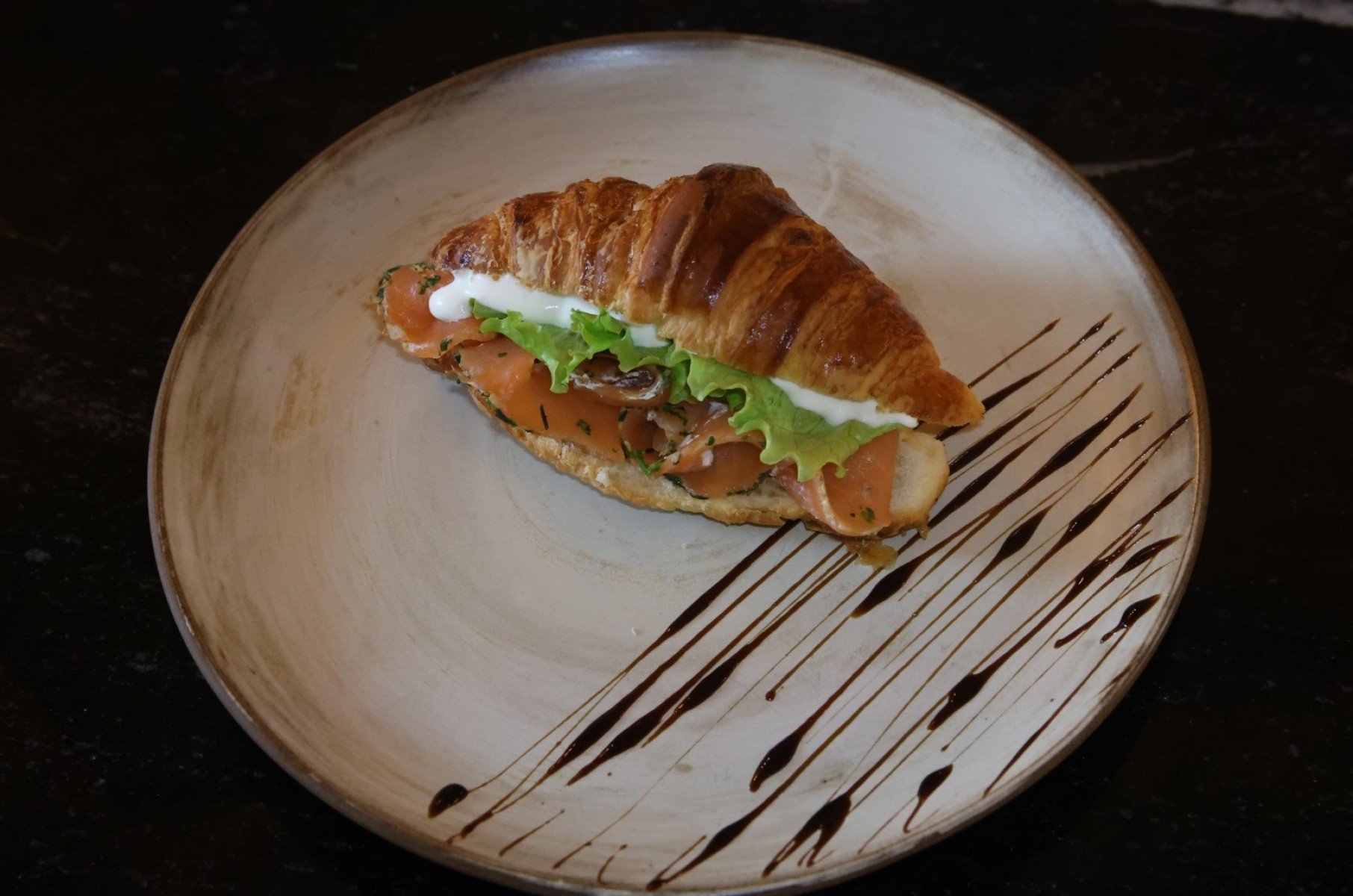 Gravlax de salm&atilde;o, creme azedo e alface recheiam o croissant da Du Pain