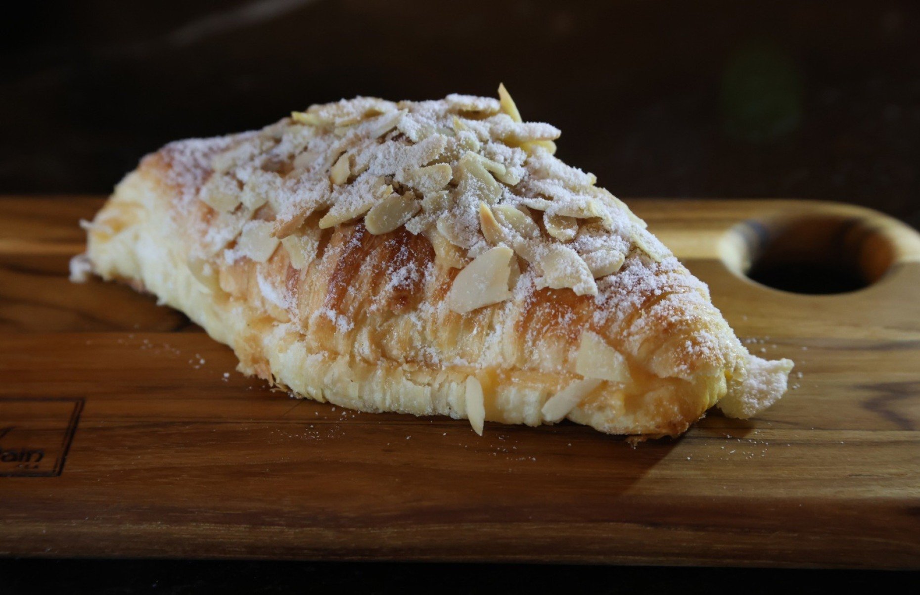 Para os que preferem os doces, o croissant de am&ecirc;ndoas &eacute; uma boa pedida 