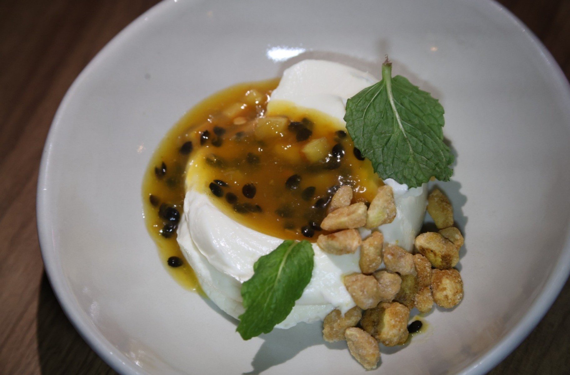 A surpreendente sobremesa do restaurante com inspira&ccedil;&atilde;o espanhola une chocolate branco, frutas amarelas e amendoim com curry