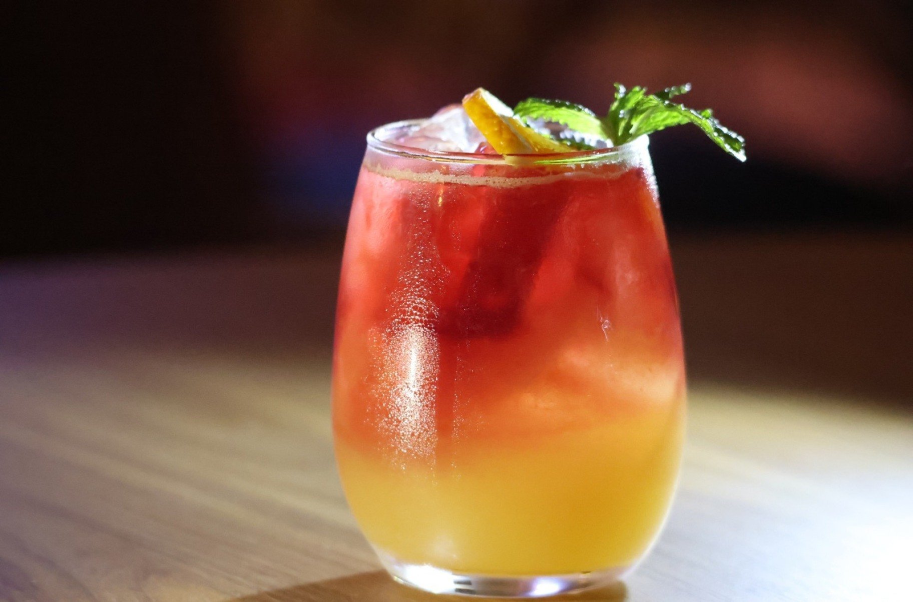 Fresia: drinque n&atilde;o alco&oacute;lico com ginger ale, suco de laranja e hibisco