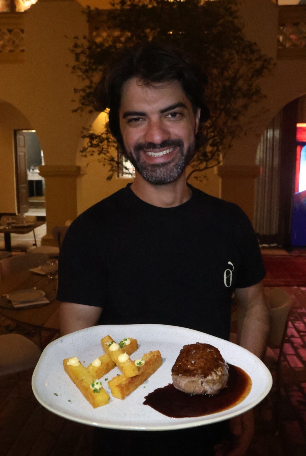 O fil&eacute; &eacute; servido ao lado de mil-folhas de mandioca com aioli trufado no restaurante do chef Jorge Ferreira