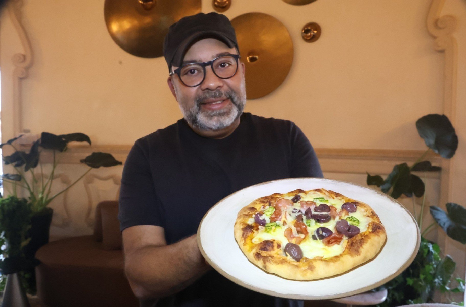 As pizzas de fermenta&ccedil;&atilde;o natural s&atilde;o servidas por Ronaldo Souza pela primeira vez na mostra  