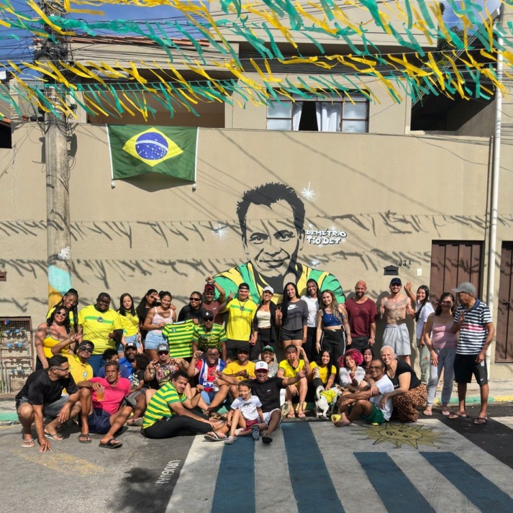 Familiares e amigos diante da homenagem para Demétrio Ubiratan dos Santos, o tio Det-Arquivo pessoal