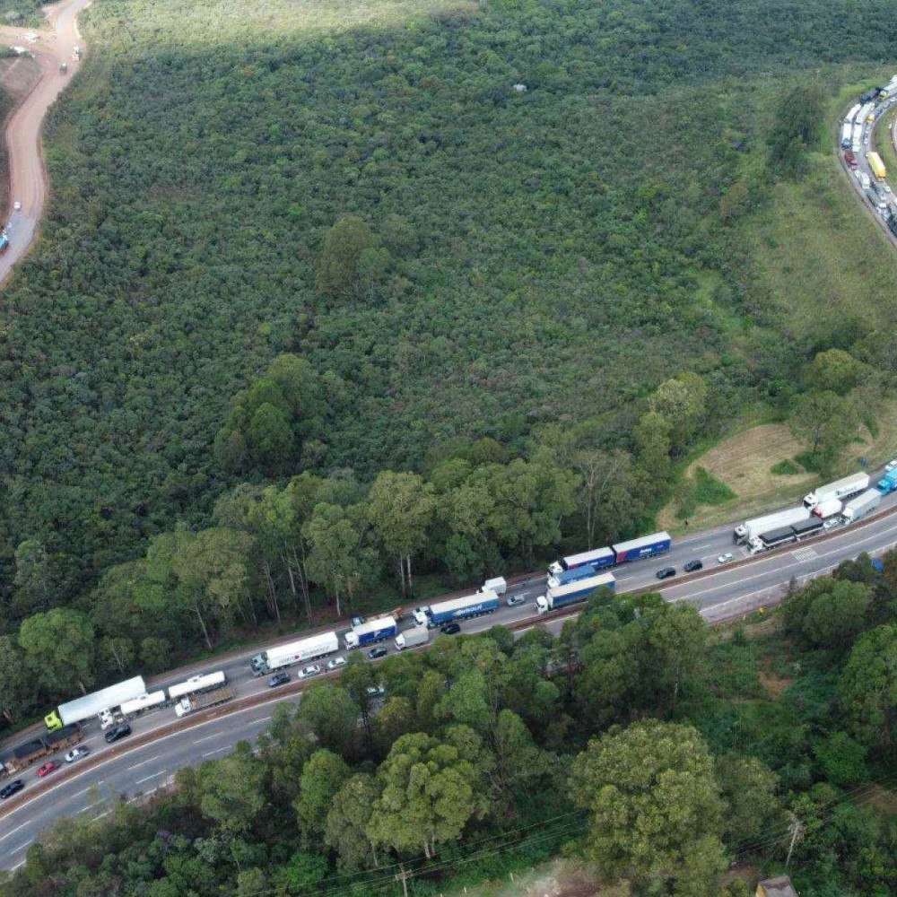 Motorista inabilitado fura bloqueio e gera pânico na Fernão Dias em BH