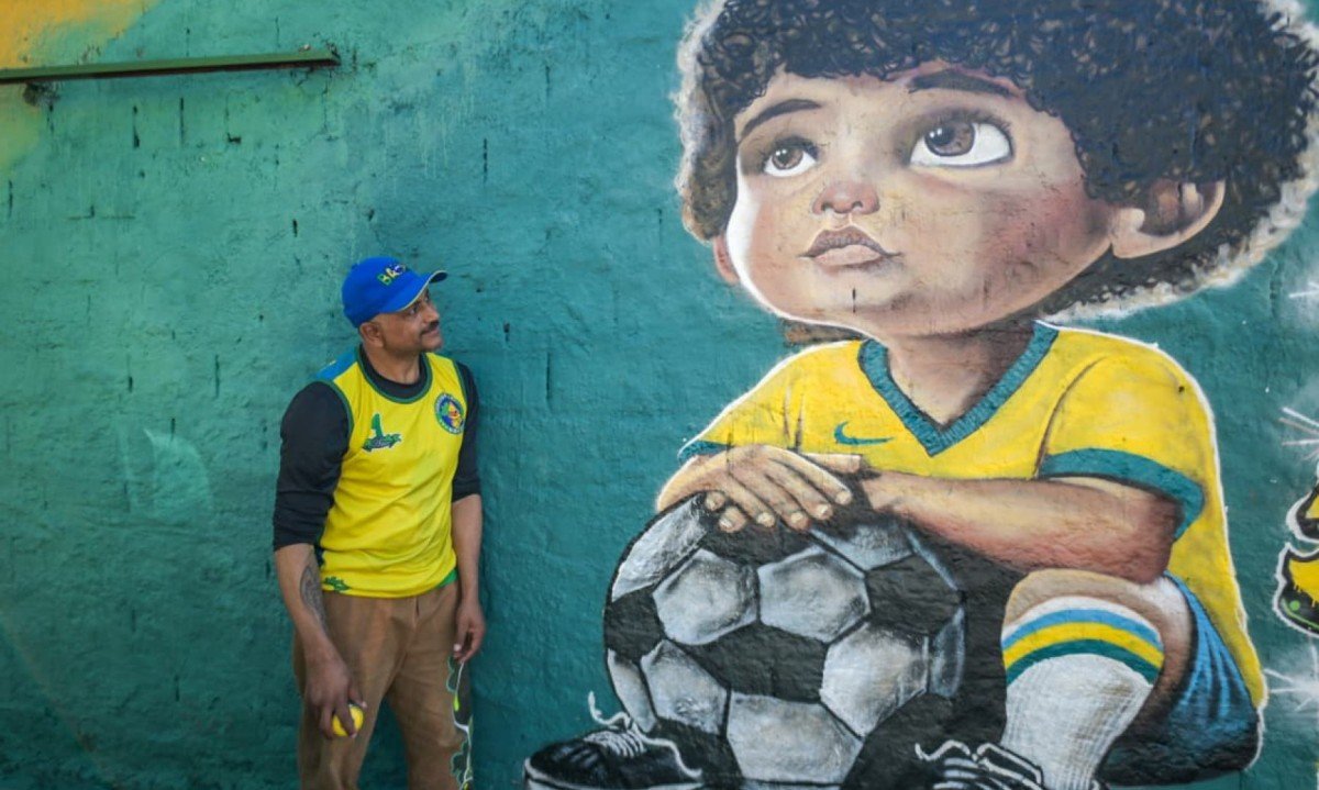 Claudinei de Carvalho, responsável pelas artes nos muros da rua Dinamarca, representou um menino sonhando em se tornar um jogador da seleção-Leandro Couri/Em/D.A Press