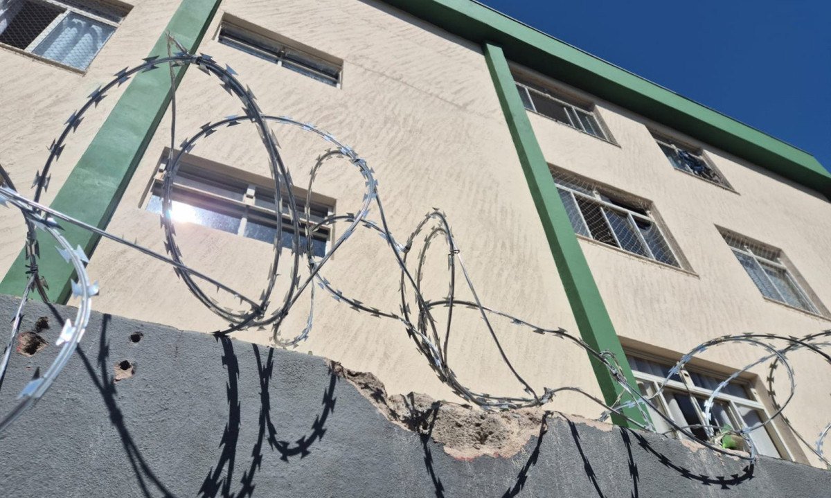 O buraco causado na colisão foi restaurado, mas alguns estragos, como danos ao muro e à cerca elétrica seguem no local