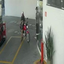 MG: vídeo mostra homem que matou 4 fugindo com moto roubada; veja - Câmeras de segurança/Reprodução