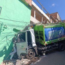Caminhão de lixo perde controle e atinge casa em BH - Alexandre Guzanshe/EM/D.A Press