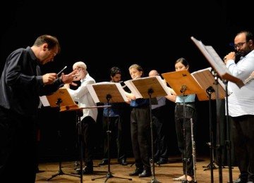 Orquestra Flutuar, com 20 integrantes regidos por Beto Sampaio, vai interpretar 13 composições de Hermeto Pascoal, na Sala Sergio Magnani
 -  (crédito: Pablo Pires/Divulgação)