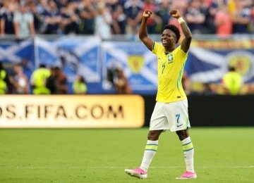 Vini Jr. comemora o segundo gol do time brasileiro diante da seleção da Escócia
 -  (crédito: PATRICIA DE MELO MOREIRA / AFP)