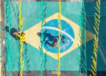 Rua Dinamarca, em Sabará, mantém a tradição de decorar a via para a Copa do Mundo desde 1994 -  (crédito: Leandro Couri/Em/D.A Press)