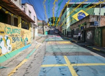 Moradores da rua Dinamarca pintaram as bandeiras de todas as seleções com todos os detalhes -  (crédito: Leandro Couri/Em/D.A Press)