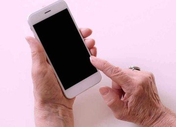 Idosos sempre devem levar o celular quando saem de casa -  (crédito: Reprodução)