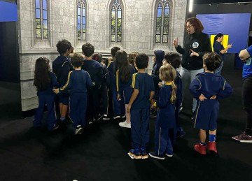 Crianças se divertem com os cenários inusitados do Museu das Ilusões
 -  (crédito: Divulgação)