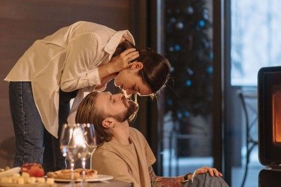 Um casal compartilha um momento &iacute;ntimo, refletindo a busca por conex&otilde;es aut&ecirc;nticas e experi&ecirc;ncias valorizadas no namoro contempor&acirc;neo. -  (crédito: Pexels)