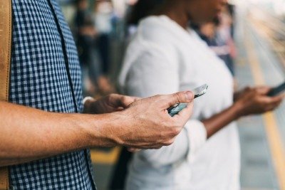 Cen&aacute;rio comum em plataformas urbanas: pessoas conectadas a seus smartphones, ilustrando o alto &iacute;ndice de dispositivos por habitante no Brasil. -  (crédito: FreePik)