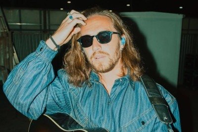Vitor Kley traz a Belo Horizonte sua turn&ecirc; intimista "Sozinho e Bem Acompanhado: Voz, Viol&atilde;o e Voc&ecirc;s". -  (crédito: Redes sociais)