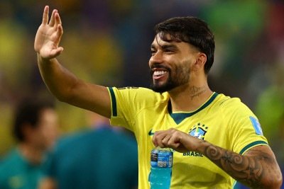 Lucas Paquet&aacute;, eleito o jogador mais atraente da sele&ccedil;&atilde;o brasileira na pesquisa happn, sorri e acena para a torcida. -  (crédito: AFP)