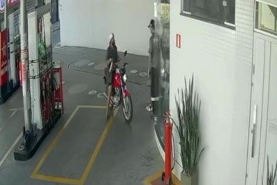 Homem que matou quatro pessoas no interior de Minas Gerais usou moto que roubou de vizinho para fugir -  (crédito: Câmeras de segurança/Reprodução)